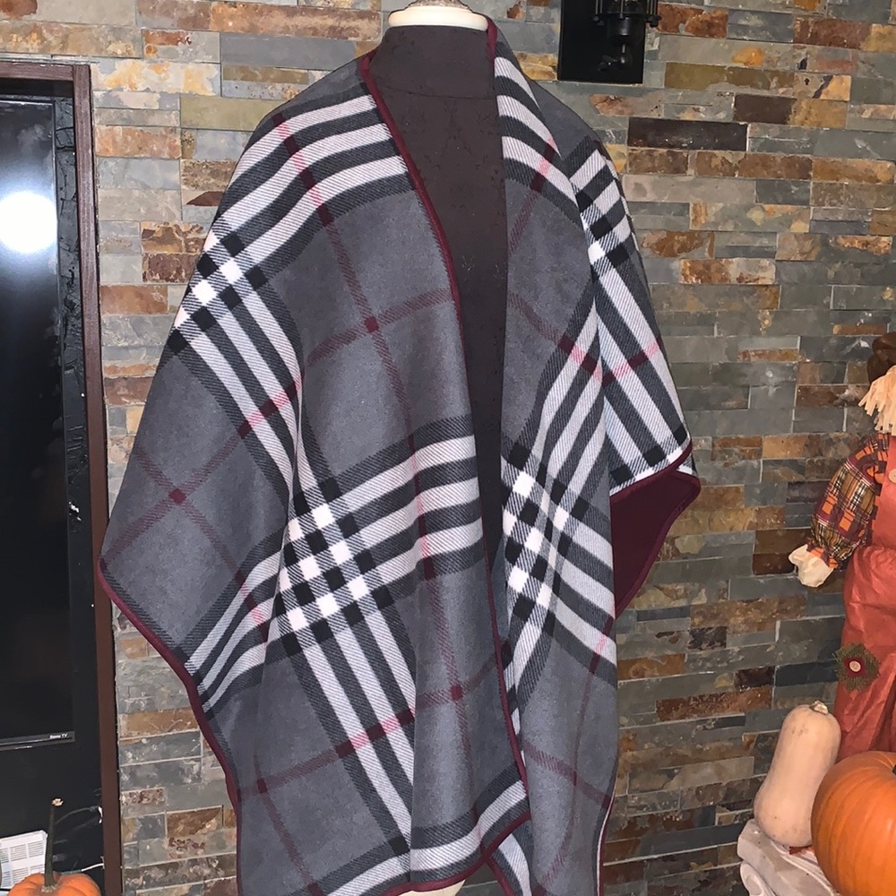 Woolrich poncho/shawl in new condition one size